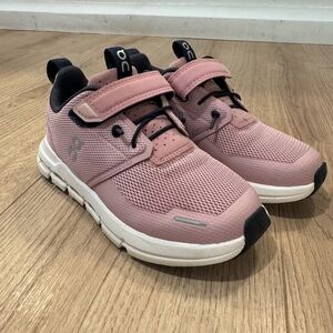 Girls OnCloud Sneakers- like new! Only won’t once!